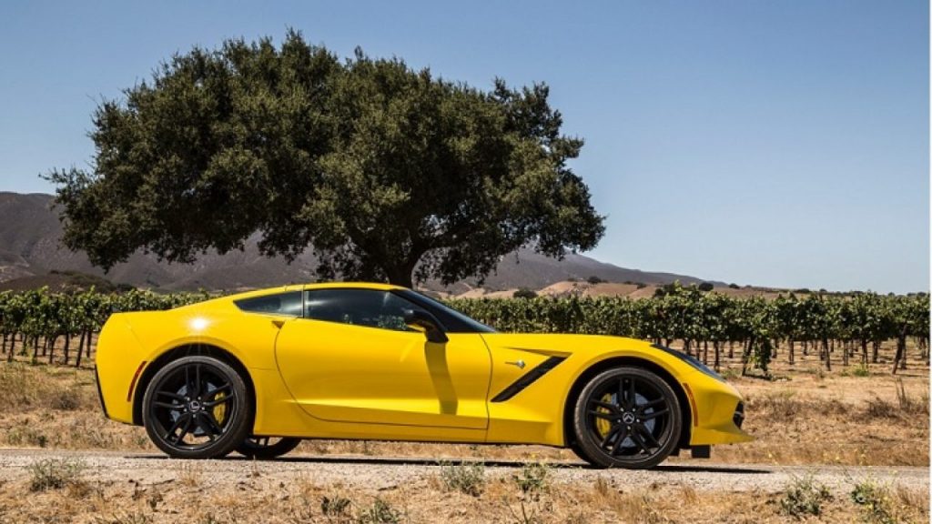 Corvette-Z51 de lata velocidad en color amarillo.
