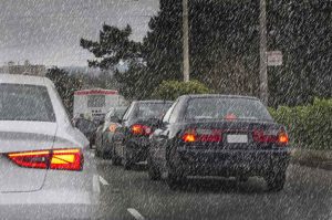autos durante la lluvia