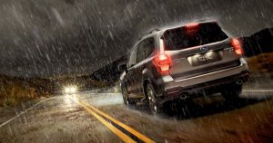 camioneta conduciendo bajo lluvia