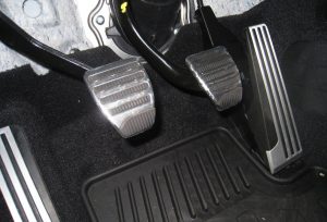 pedales de un auto de transmisión standart
