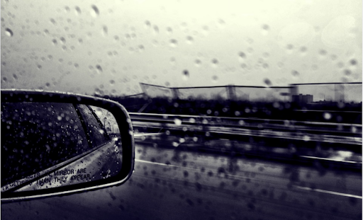 auto bajo la lluvia