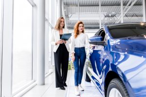 Préstamo automotriz de auto azul