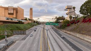 vista panorámica de la calle con coche
