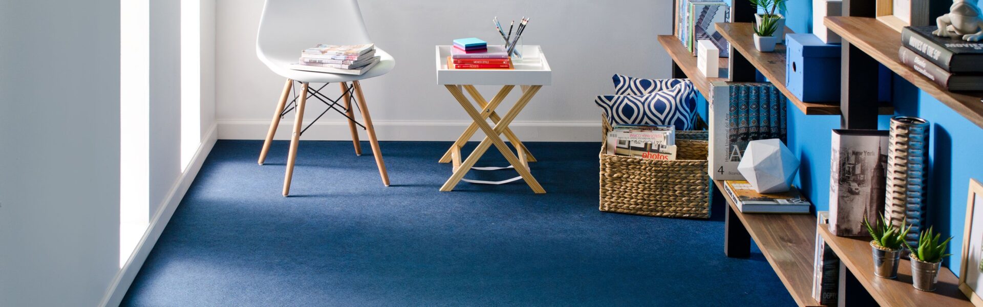 piso de color azul con muebles de madera