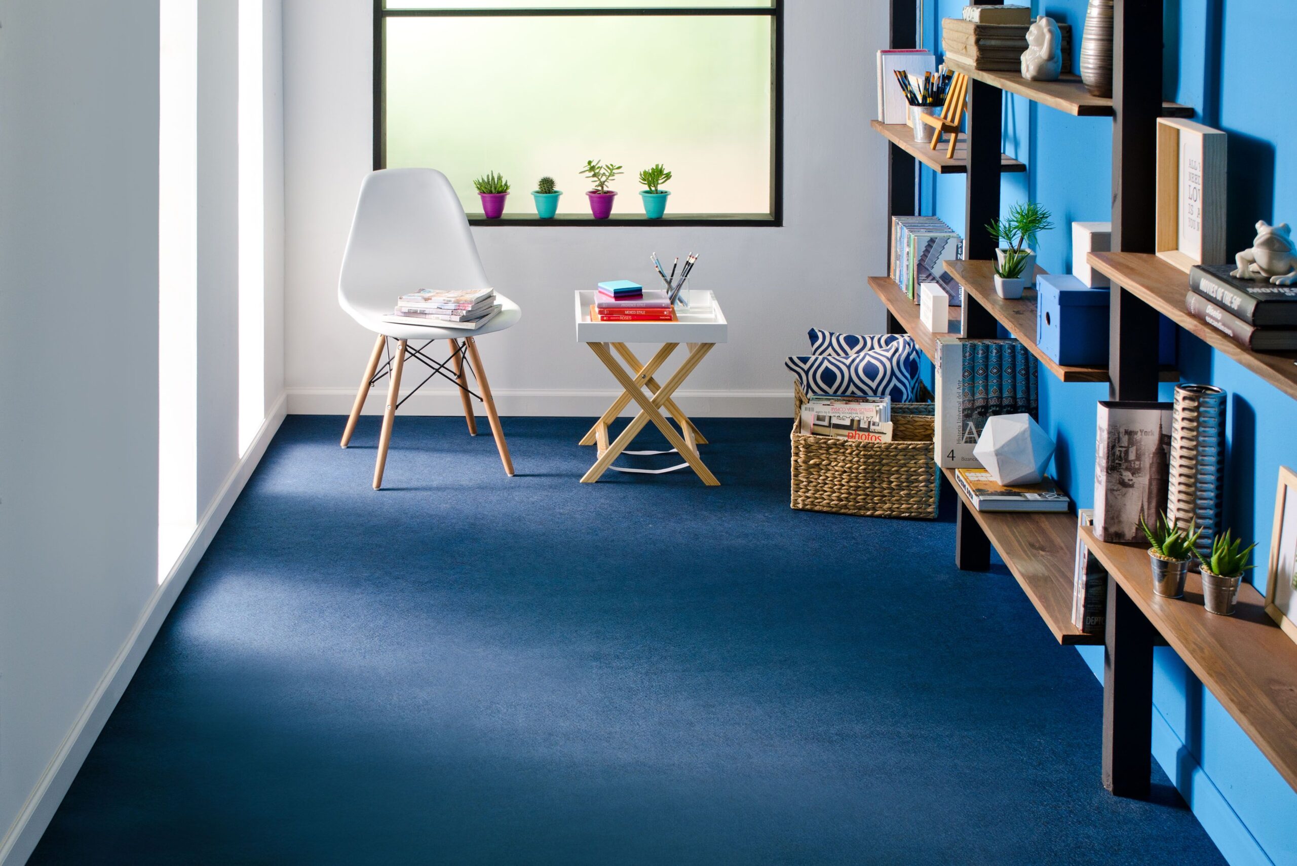 piso de color azul con muebles de madera