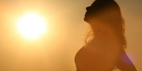 Mujer expuesta al sol