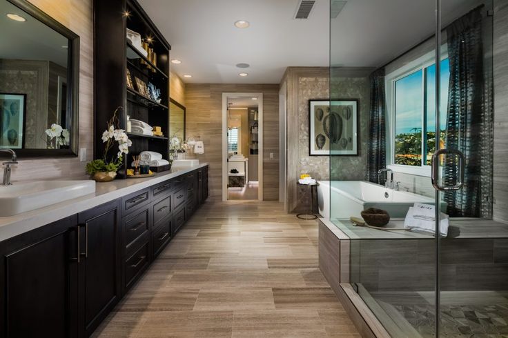 ducha elegante en una zona designada, con revestimientos de piedra y muebles sofisticados