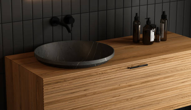tocador extenso con lavabo doble, madera oscura y mucha luz natural