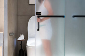 Hombre cerrando cancel de baño