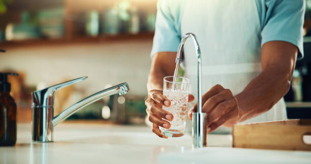 Prueba de presión en las conexiones del agua del fregadero
