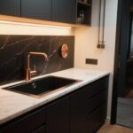 fregadero de cocina con accesorios en bronce